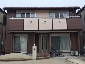 名古屋市で、窯業系サイディングの塗装工事の様子　金属とコンクリート系の外壁の工事タイミング